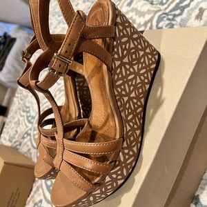 Clarks “Amelia Avery” beige wedges size 8